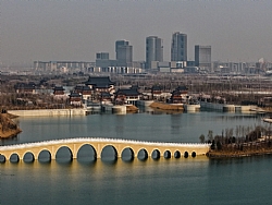 CGTN: XIONGAN'IN Y�KSEK KAL�TEL� KENTLE�MEDE �RNEK MODEL OLMA S�REC�